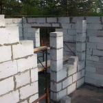 Кладем стены из керамических блоков